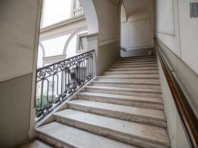 La scala di sinistra conduce invece al piano nobile, ora destinato ad uso privato e residenziale